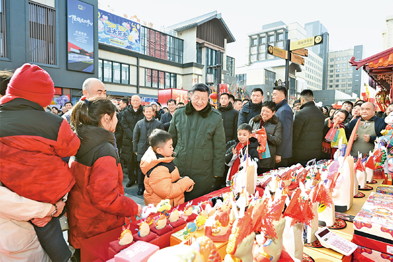 2026年2月9日至10日，中共中央总书记、国度主席、中央军委主席习近平在北京调查并探望慰问基层干部人民。这是10日上午，习近平在东城区隆福寺街区新春市集调查时，同现场人民亲切互换。